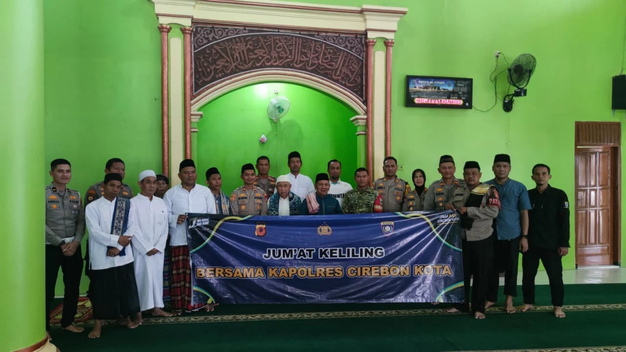 Camat Harjamukti Dampingi Jajaran Polres Cirebon Kota dalam Jumatan Keliling dan Penyaluran Air Bersih di Argasunya